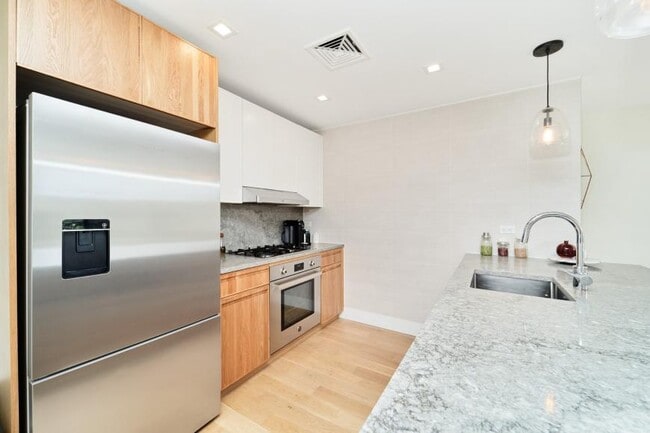 Foto del edificio - 2 bedroom in BROOKLYN NY 11230