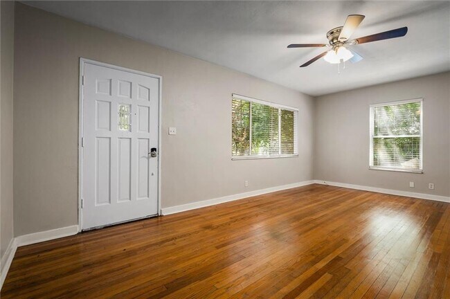 Foto del edificio - 321 Thornhill Cir