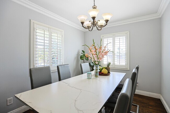 Comedor - 313 E 11th St