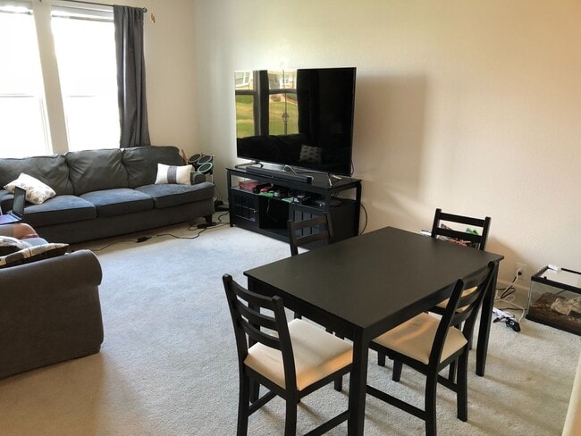 Building Photo - Townhome in Neighborhood Close to Dublin a...