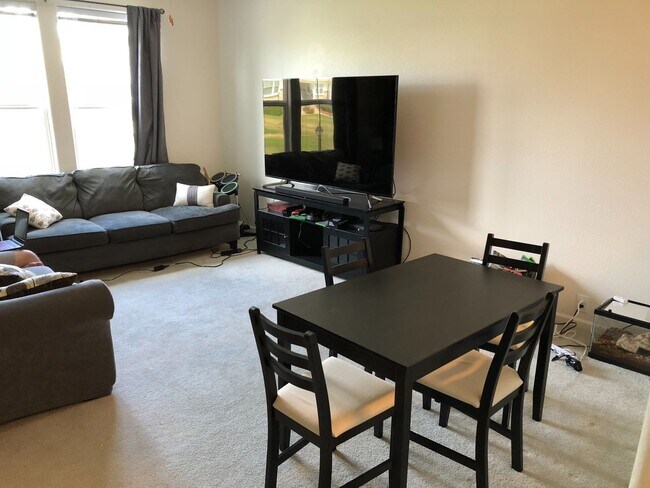 Foto del edificio - Townhome in Neighborhood Close to Dublin a...