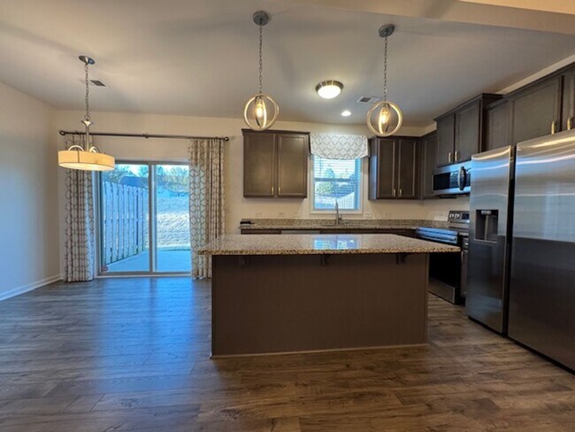 Foto del edificio - Charming 3-Bed, 2.5-Bath - Energy-Efficient Townhome in Simpsonville.  Discover your dream home i...