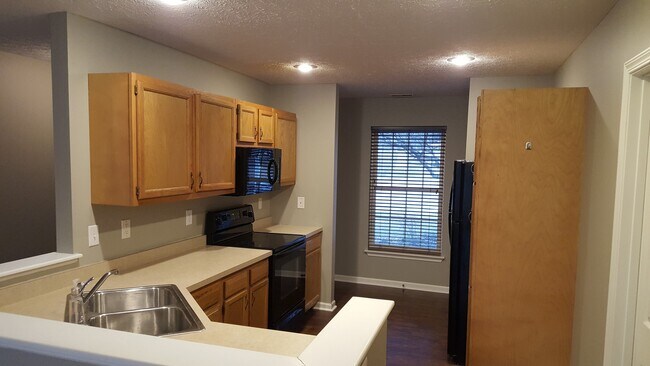 Foto del edificio - 3 bed, 2 bath Home with GARAGE! (June 2024)