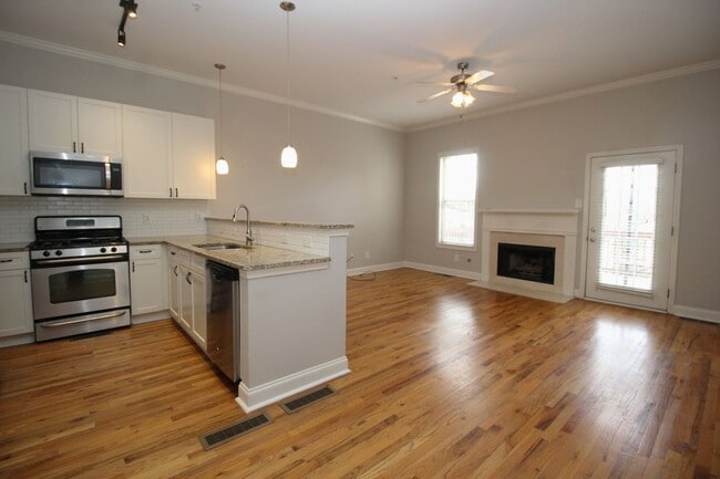 Building Photo - Luxurious Townhome