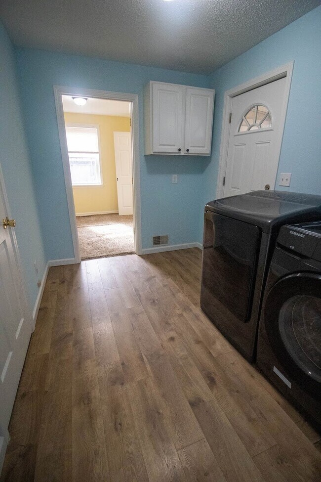 Foto del edificio - 4123 Lakeman St