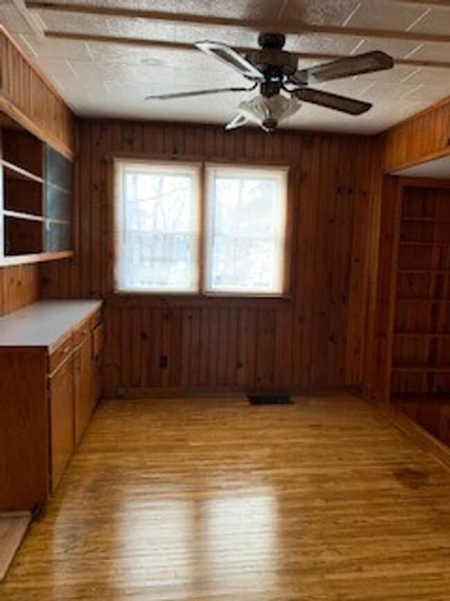 Building Photo - Large 3 BR 2 BA house w beautiful woodwork...