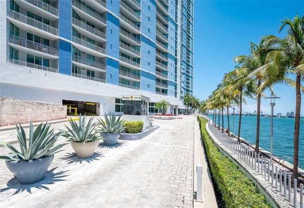 Foto del edificio - 325 S Biscayne Blvd