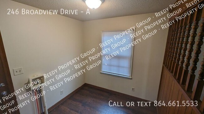 Building Photo - 1Bed 1Bath Duplex Just minutes from Down T...