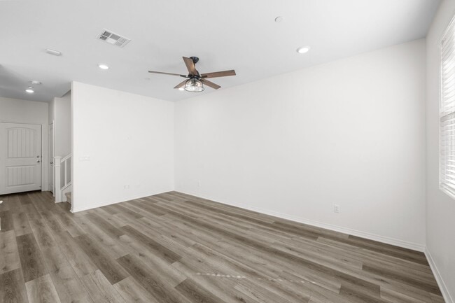 Foto del edificio - Beautiful 3 Bed / 2.5 Bath Condo with Open Floor Plan & Private Patio!