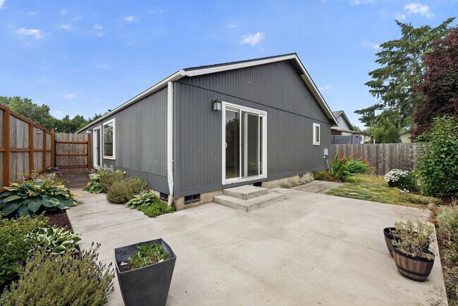 Foto del edificio - Charming Single-Level Home with Fresh Updates & Pet-Friendly Yard!