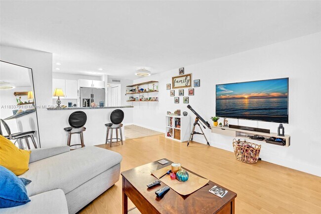 Foto del edificio - 2715 NE 49th St