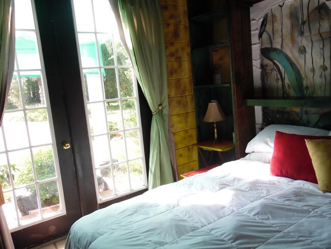 Dormitorio principal con vistas al patio - 19390 Powell Rd