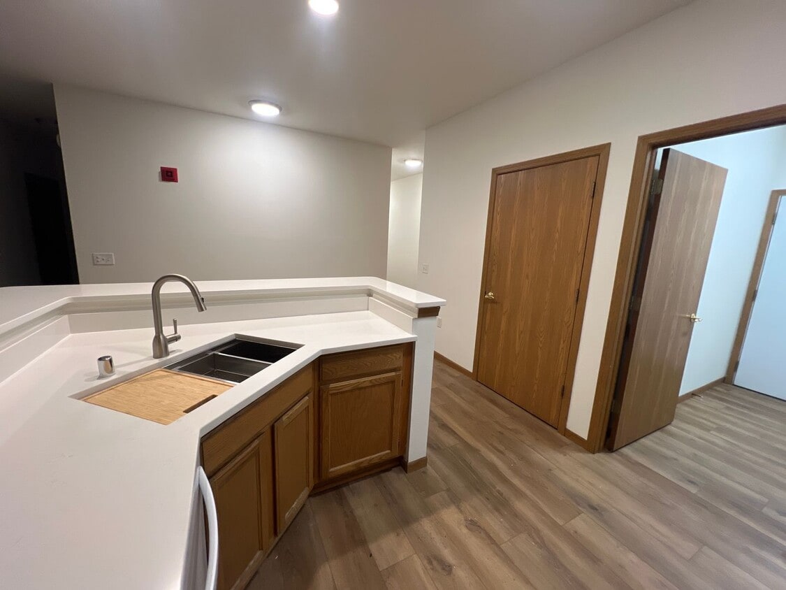 Foto principal - Large 2 Bedroom, 2 Bath apartment with 2 c...