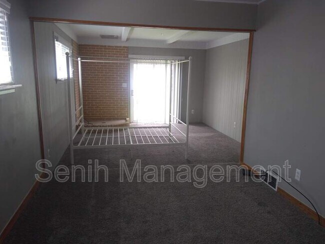 Foto del edificio - 8561 Lochdale St