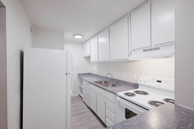 Building Photo - NEW 1x1!  Fantastic Emory area location - ...