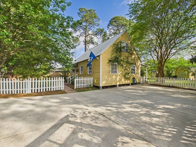 Foto del edificio - COMING SOON! Charming Cottage in the Center of Town