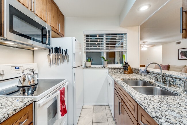Building Photo - 5142 Amesbury Dr