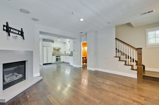 Building Photo - Gorgeous Morgan Park Refreshed for Immediate Move-In! Must see!