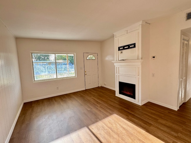 Building Photo - 275 N Hilltop Dr