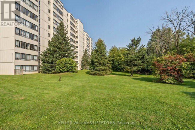 Photo du bâtiment - 1600 Adelaide St