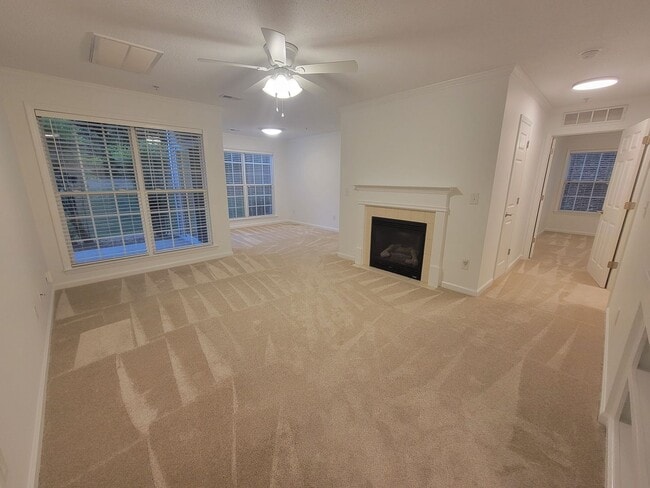 Building Photo - Beautiful Main Level Condo in Shallowford ...