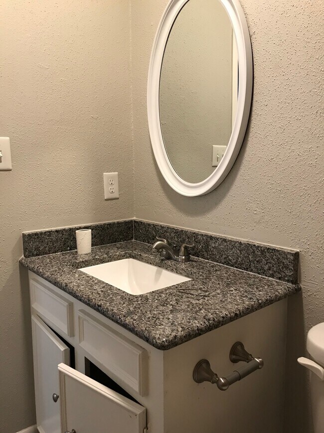 Baño principal 2 - 828 Noreda Street