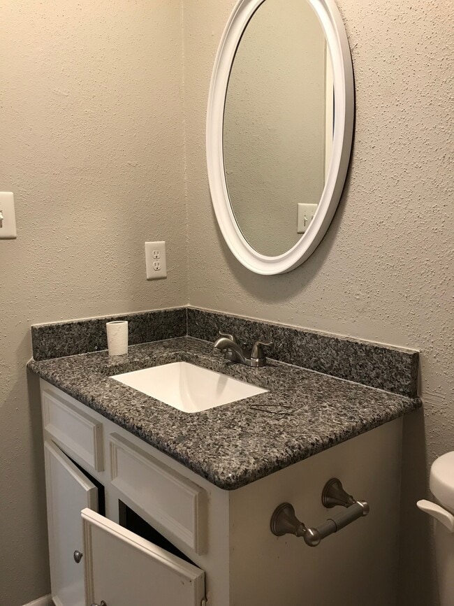 Main bathroom 2 - 828 Noreda Street