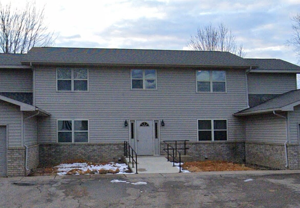 2 bedroom apartment located in a quiet neighborhood,10 minutes from Marshfield. - 10561 North Rd