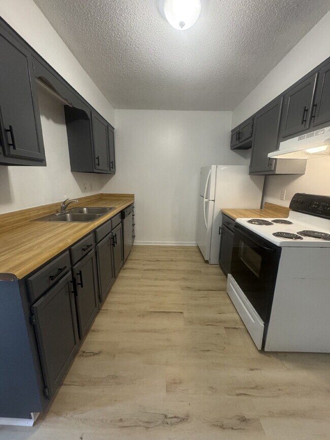 Building Photo - "Charming 1-Bedroom Townhouse Retreat in H...