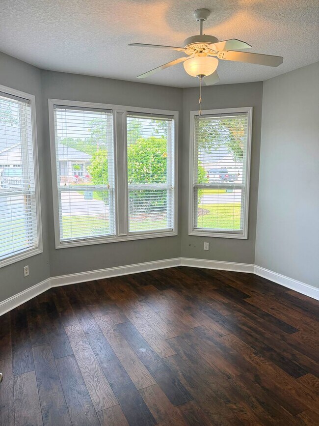 Foto del edificio - Rare find! 4/3 with amenities!