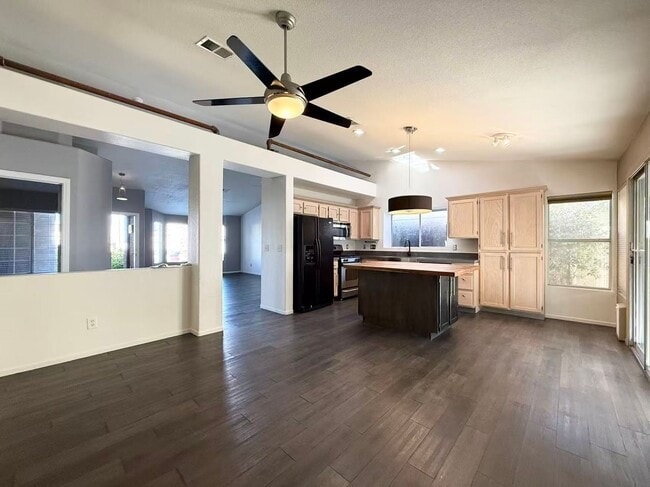 Building Photo - Stunning single story