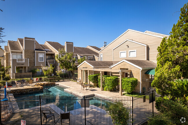 Building Photo - Grants Lake Condominiums
