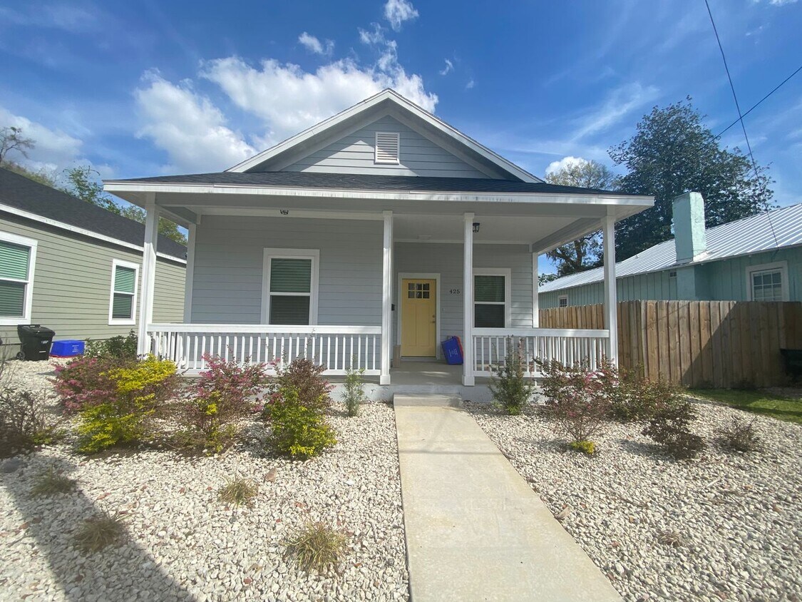 Foto principal - 3 BEDROOM 2 BATH HOME FALL 2026