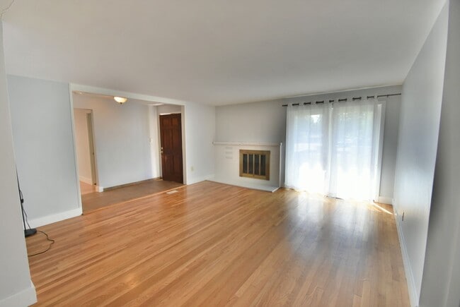 Building Photo - 3Bd/1.75Ba Bellevue House