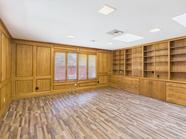 Building Photo - 6810 Montague Dr