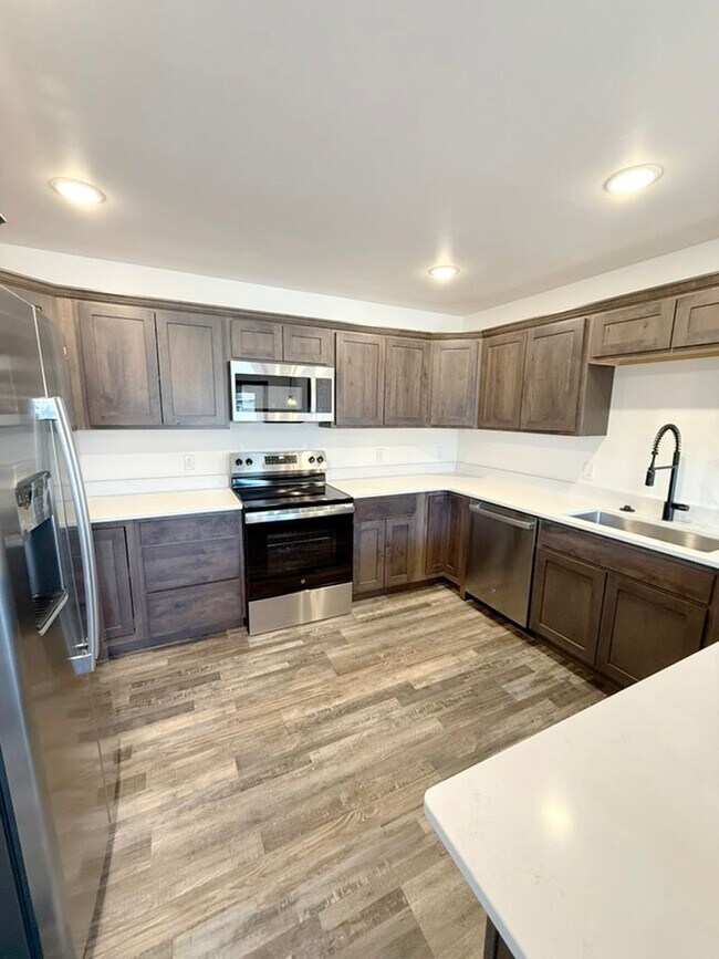 Foto del edificio - Brand New Condo, Large Windows and Central...
