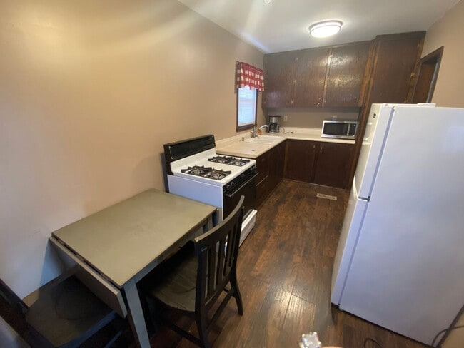 Building Photo - Two Bedroom house in East Alton