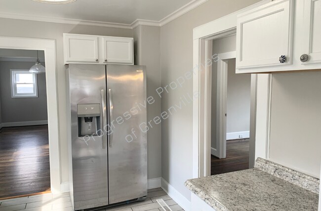Building Photo - 422 E Blue Ridge Dr