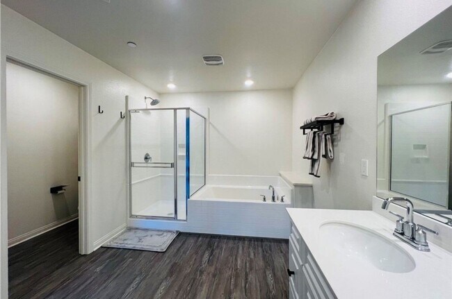 Foto del edificio - 3 Bdrm, 2.5 Ba Townhouse w/2 Car Attached Garage Available For Rent