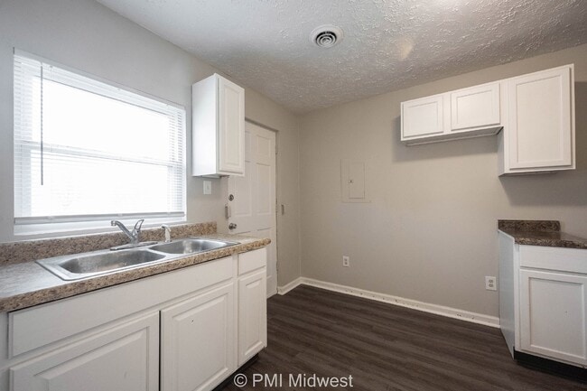 Foto del edificio - Modern Duplex in Prime Location - Perfect Rental Opportunity in Indianapolis!