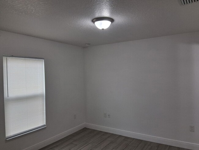 Building Photo - 3 Bed Home in Holiday FL