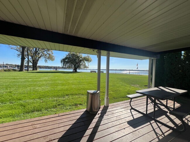 Foto del edificio - Cozy 4 Bedroom Home on Lakefront (Fully Furnished)