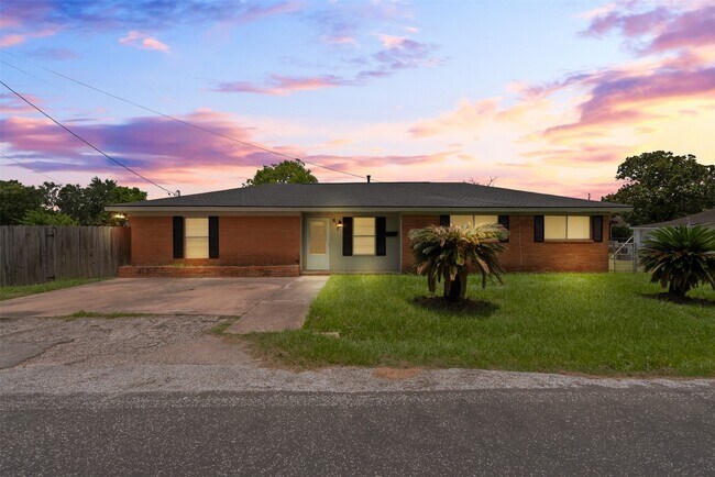 Foto del edificio - 815 Rugeley St