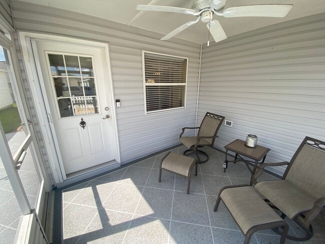 Building Photo - Beautiful 2 + 2 Villa, Turnkey ANNUAL Leas...