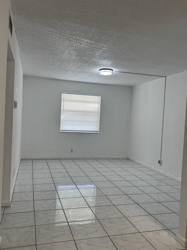 Building Photo - 650 SW 15th Ave