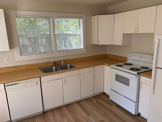 Foto del edificio - 2 bed / 1 bath home for rent in a great location. Features fresh flooring, new paint, and a fence...