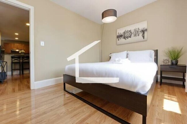 Foto del edificio - HOT BROOKLINE LISTING!!!!!