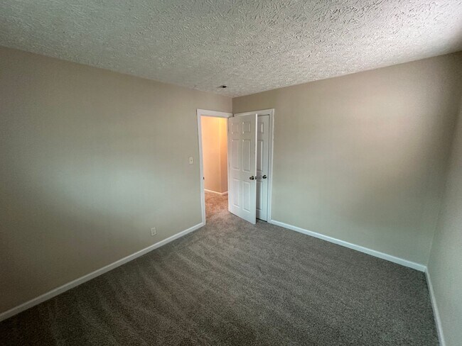 Foto del edificio - 3 Bed / 1.5 Bath Home located in Lawrence Township!