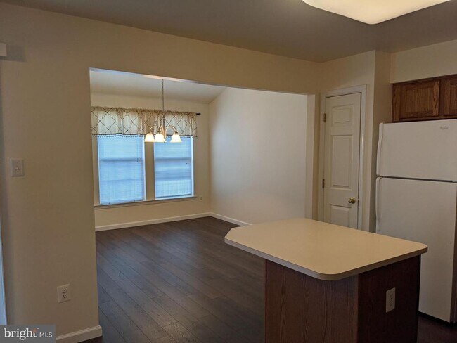 Foto del edificio - 625 Village Ct