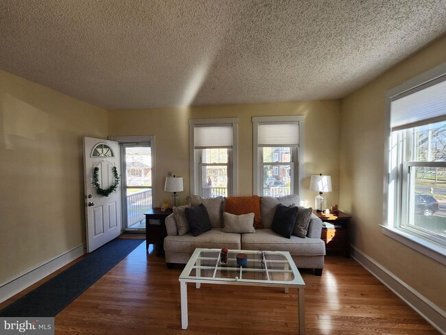 Building Photo - 604 Sycamore Terrace